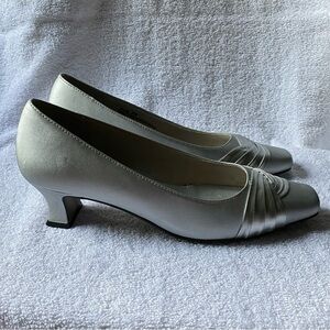 Easy Street Shoes Women’s Size 9W Heel Slip‎ On